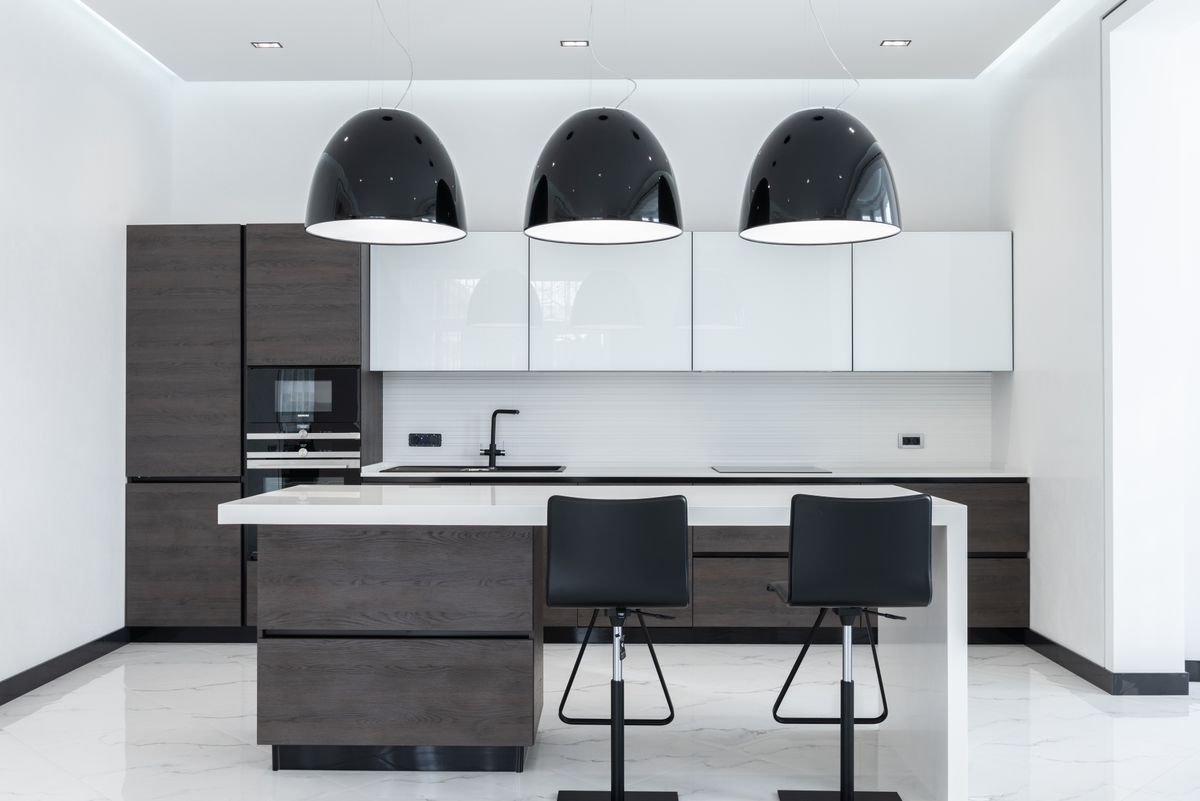 Sfeerbeeld van een moderne keuken met wandafwerking