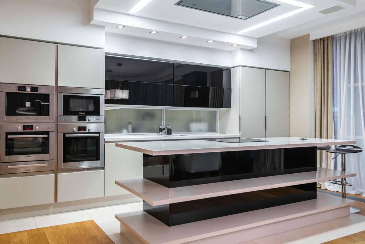 Sfeerbeeld van een volledig ingerichte moderne keuken