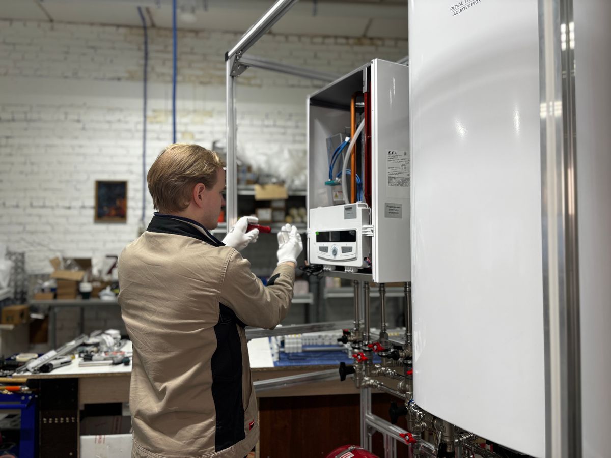 Sfeerbeeld van een technicus die het verwarmingssysteem onderhoudt