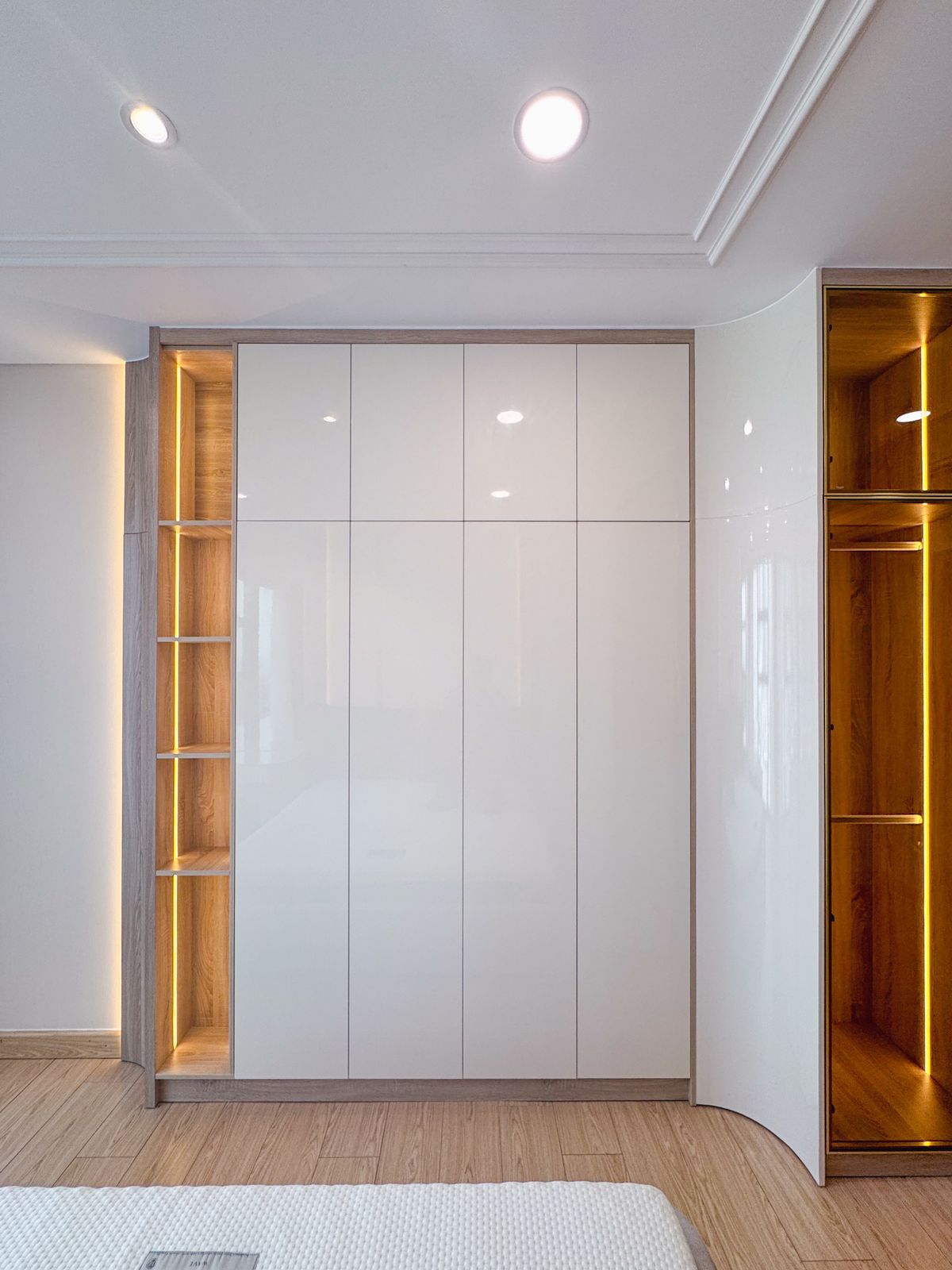 Sfeerbeeld van een minimalistische witte kast op maat
