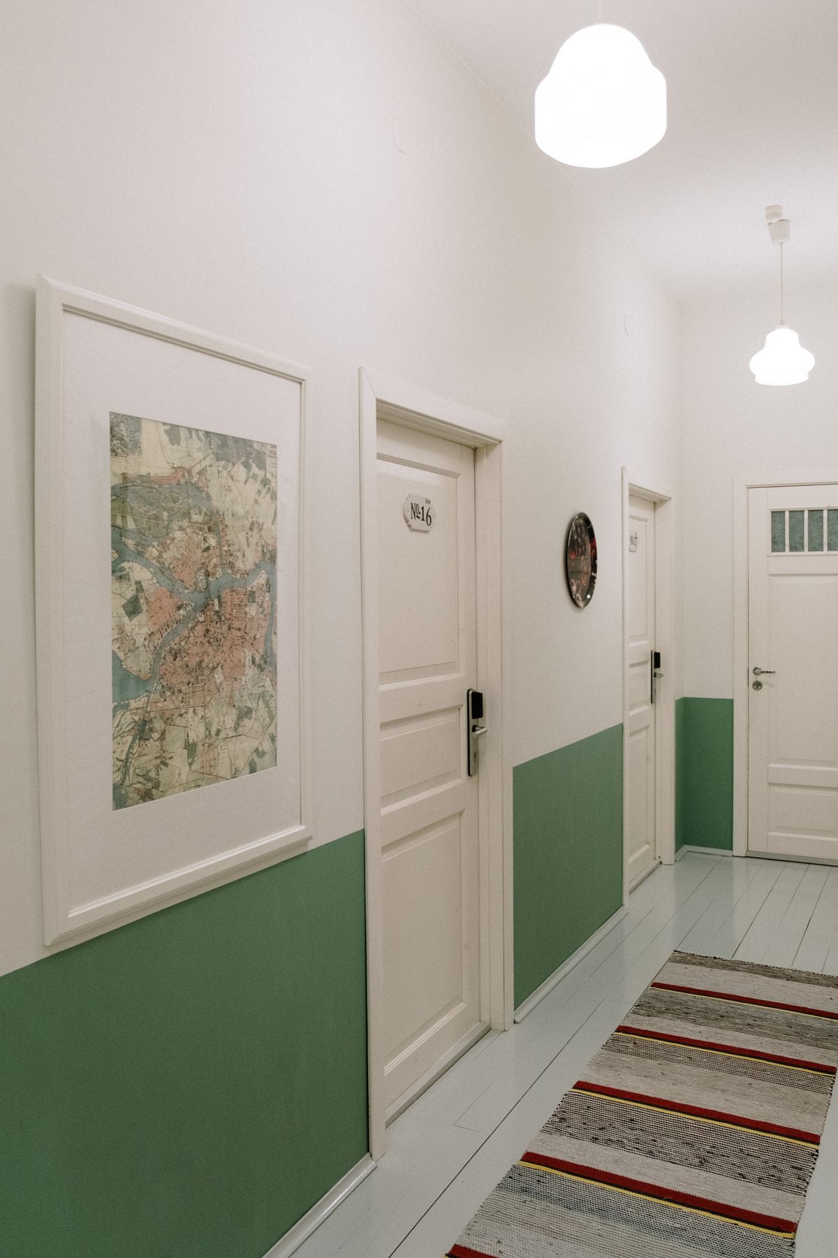 Sfeerbeeld van een strak geschilderde woonkamer
