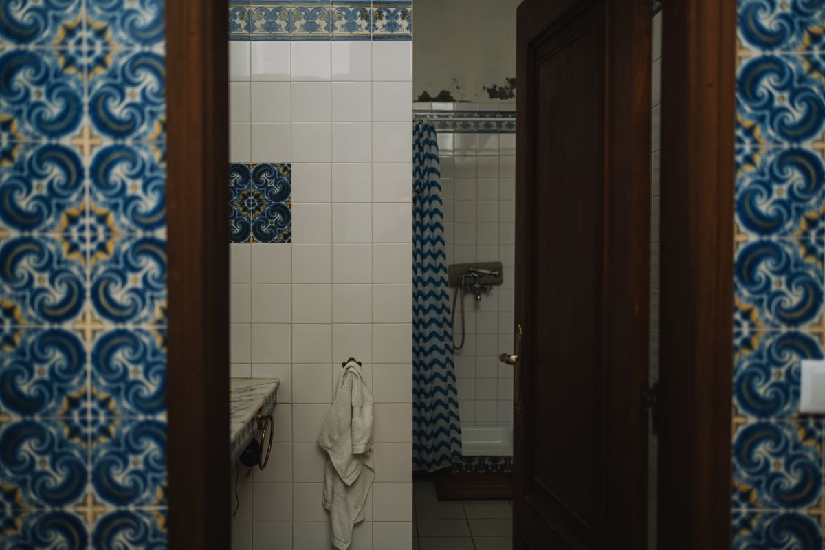 Sfeerbeeld van een blauw-wit betegelde badkamer
