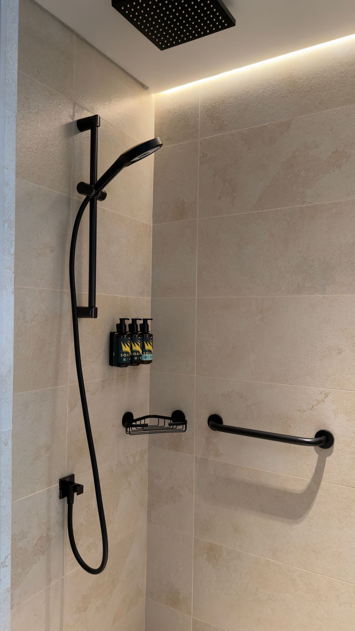 Sfeerbeeld van een moderne douche met tegelwerk